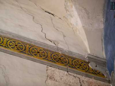 Lungo tutto il perimetro corre un decoro a fascia con forme circolari continue dai toni blu e ocra...